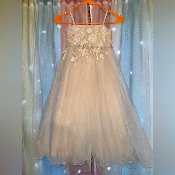 David’s Bridal sparkle organza flower girl dress with applique - Picture 3 of 9